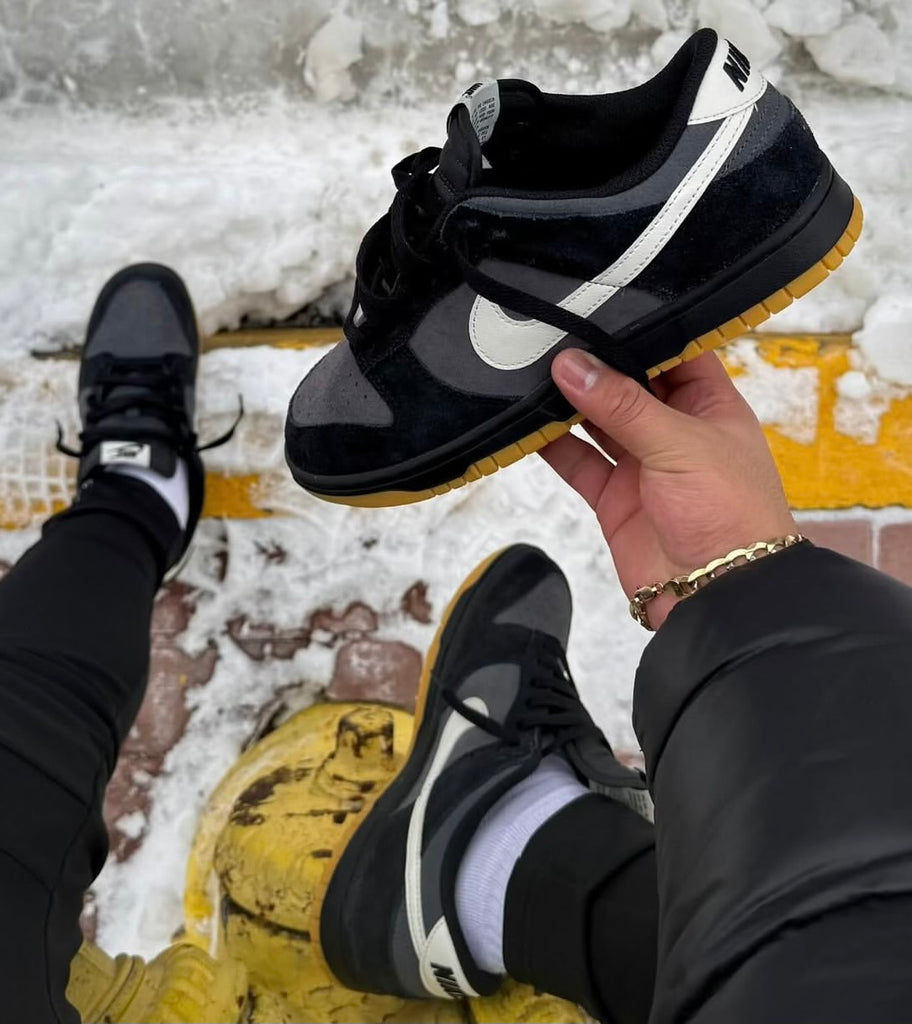 NIKE DUNK LOW BLACK SMOKE GREY GUM BOTTOM