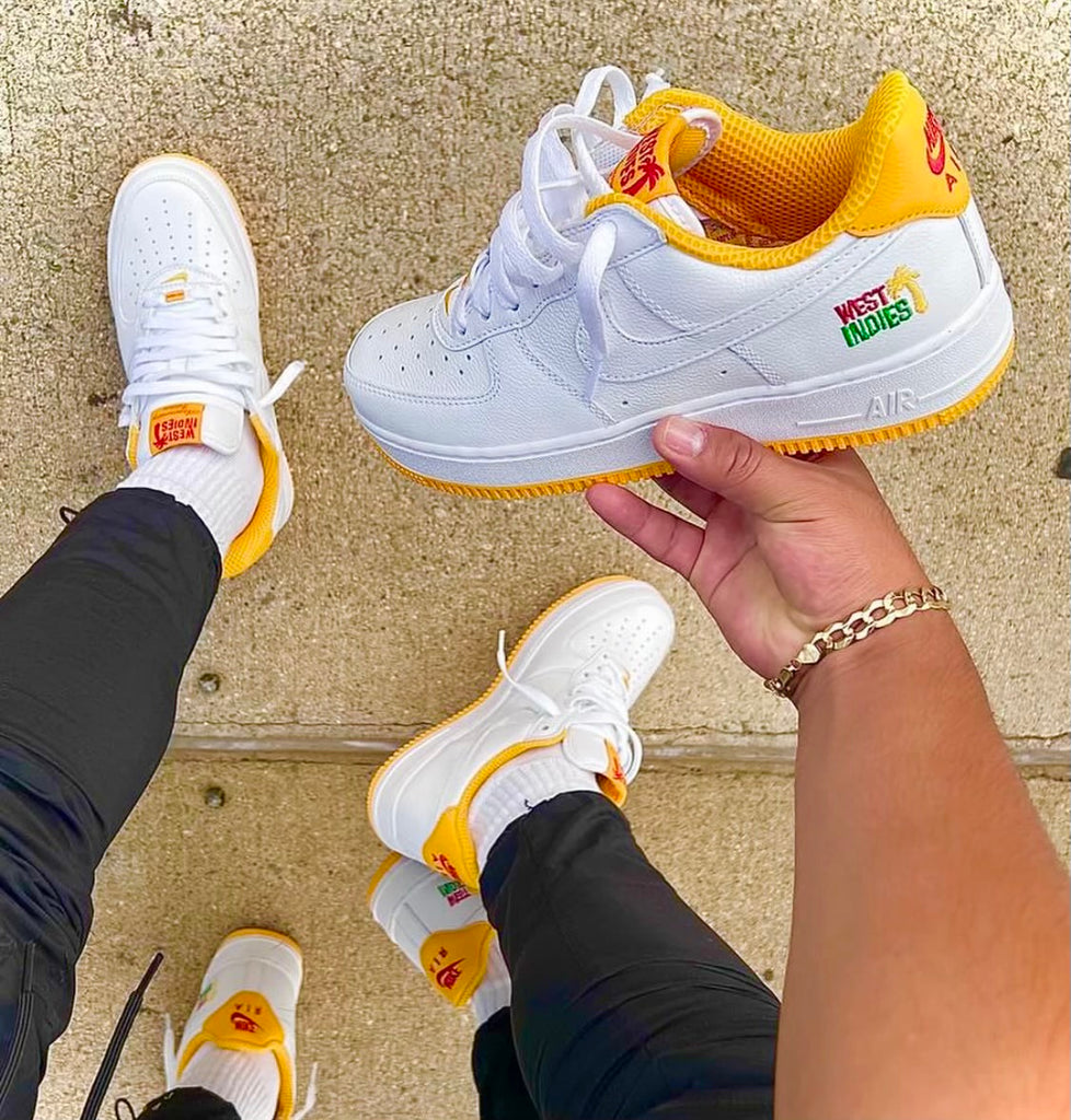 NIKE AIR FORCE 1 WHITE YELLOW BOTTOM